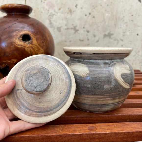 Vintage Small Lidded Ceramic Crock 1985 Studio Pottery Signed - Picture 5 of 6